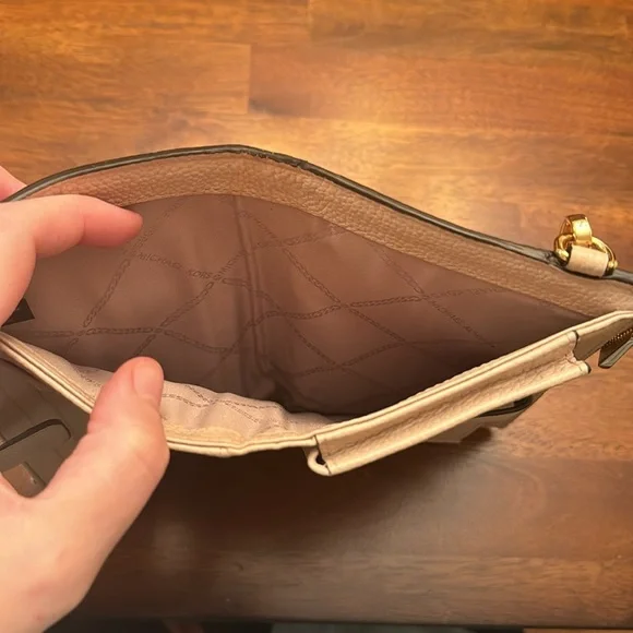 Michael Kors phone wallet - Picture 7 of 9